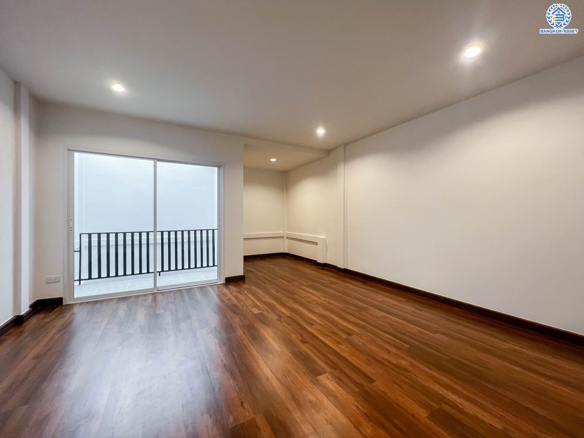 บ้านมือสองตกแต่งใหม่ ดีไซน์สวย โครงการ 101การ์เด้นวิลล์ ลาดพร้าว เนื้อที่ 18 ตร.ว. ฟังก์ชัน 3 ห้องนอน 2 ห้องน้ำ จอดรถได้ 1 คัน รองรับทุกกิจกรรม บนทำเลเชื่อมต่อหลายเส้นทาง อาทิ ถนนประเสริฐมนูกิจ, ถนนนวมินทร์ และถนนลาดพร้าว ใกล้จุดขึ้นทางด่วน "รามอินทรา"